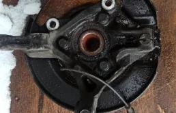 Кулак поворотный левый для Opel Zafira 2015 года на фотографиях