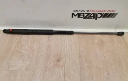 Амортизатор капота левый для Mercedes-Benz GL class 2006 года на фотографиях