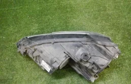 Фара правая для Volkswagen Jetta 2012 года на фотографиях