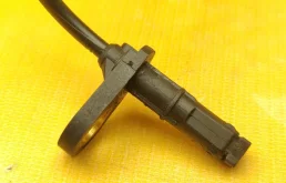 Датчик ABS передний правый для Mercedes-Benz E class на фотографиях