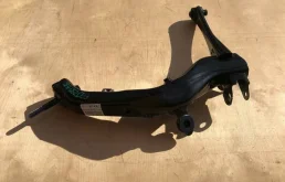Рычаг задний левый нижний для Toyota Avensis 2003 года на фотографиях