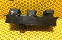 Блок управления стеклоподъемниками для Hyundai Solaris 2014 года на фотографиях