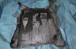 Пластиковая защита двигателя для Volvo XC90 2002 года на фотографиях