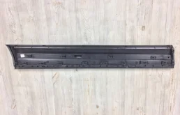 Молдинг двери передний правый для Audi Q7 2010 года на фотографиях