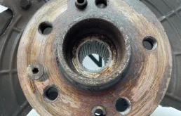 Кулак поворотный правый для Mercedes-Benz M class 2001 года на фотографиях