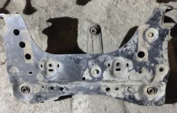 Подрамник двигателя для Nissan Tiida на фотографиях