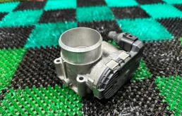 Дроссельная заслонка для Audi A4 2001 года на фотографиях