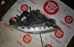 Фара ксенон левая для Audi Q7 2006 года на фотографиях