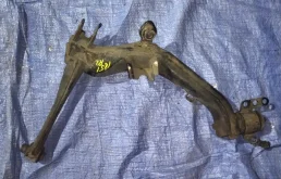 Рычаг задний левый нижний для Toyota Avensis 2003 года на фотографиях