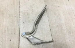 Петля капота левая для Skoda Rapid 2013 года на фотографиях