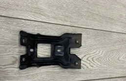 Кронштейн замка капота для Skoda Rapid на фотографиях