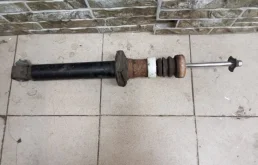 Амортизатор задний правый для BMW 5er 2011 года на фотографиях