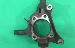 Кулак поворотный левый для Subaru Legacy 2005 года на фотографиях