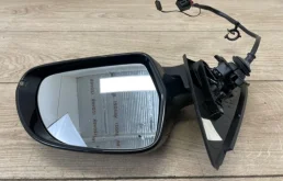 Стекла и зеркала для Audi Q3 2014 года на фотографиях