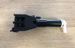 Форсунка фароомывателя левая для Mitsubishi Pajero 2013 года на фотографиях