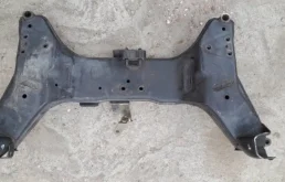 Подрамник двигателя для Nissan Almera Classic 2009 года на фотографиях