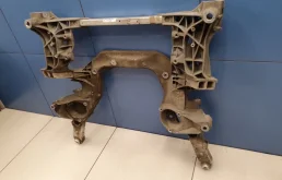 Подрамник двигателя для BMW 5er 2011 года на фотографиях