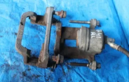 Суппорт передний левый для Suzuki Grand Vitara 2006 года на фотографиях