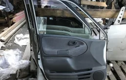 Дверь передняя левая для Suzuki Grand Vitara 1999 года на фотографиях