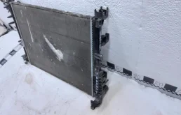 Радиатор охлаждения ДВС для Renault Sandero 2008 года на фотографиях