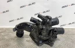 Корпус термостата системы охлаждения ДВС для Citroen C5 2012 года на фотографиях