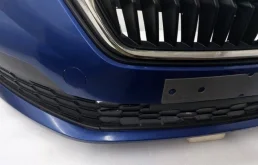 Решетка переднего бампера правая нижняя для Skoda Rapid 2020 года на фотографиях