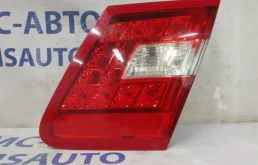 Фонарь внутренний правый для Mercedes-Benz E class на фотографиях