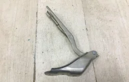 Петля капота левая для Skoda Rapid 2013 года на фотографиях