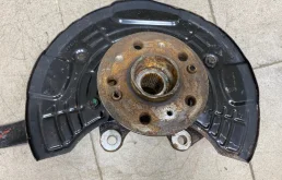 Кулак поворотный правый для Mercedes-Benz M class 2008 года на фотографиях