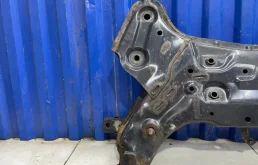 Подрамник двигателя для Hyundai Solaris 2011 года на фотографиях