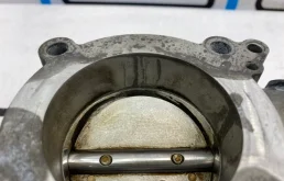 Дроссельная заслонка для Mercedes-Benz C class 2006 года на фотографиях