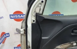 Дверь передняя правая для Nissan Note 2005 года на фотографиях