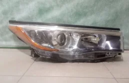 Фара правая для Toyota Highlander 2007 года на фотографиях