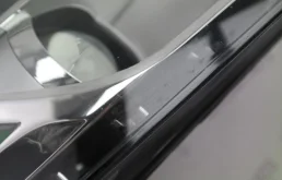 Кронштейн правой фары нижний для Audi Q7 2010 года на фотографиях