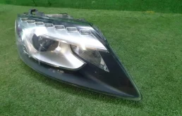 Фара правая для Audi Q7 2013 года на фотографиях