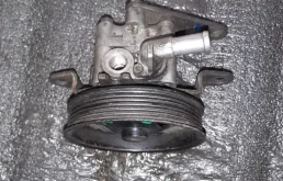 Двигатель без навесного для Nissan X-Trail 2002 года на фотографиях