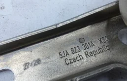 Крепление петли капота для Skoda Rapid на фотографиях