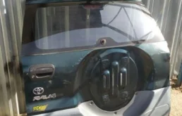 Накладка на дверь задняя левая для Toyota RAV4 2003 года на фотографиях