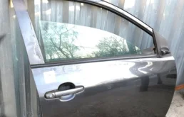 Дверь передняя правая для Toyota Corolla 2006 года на фотографиях