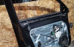 Дверь передняя левая для Volvo S40 2006 года на фотографиях