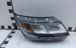 Фара правая для Ford Explorer 2012 года на фотографиях