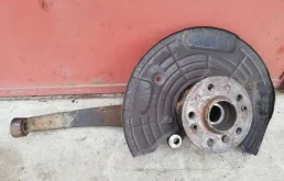 Кулак поворотный правый для Mercedes-Benz M class 2008 года на фотографиях