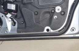 Дверь передняя правая для Audi A4 2001 года на фотографиях