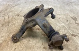 Кулак поворотный правый для Mitsubishi Pajero на фотографиях