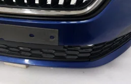 Решетка переднего бампера правая нижняя для Skoda Rapid 2020 года на фотографиях