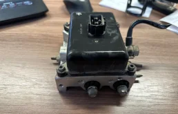 Блок клапанов пневмоподвески для Lexus LX на фотографиях