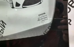 Лобовое (ветровое) стекло для Toyota RAV4 на фотографиях