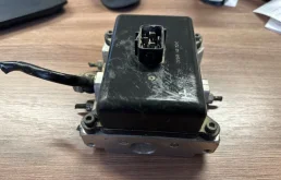 Блок клапанов пневмоподвески для Lexus LX на фотографиях