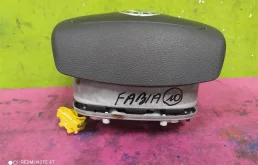 Подушка безопасности водителя для Skoda Rapid 2017 года на фотографиях