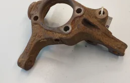 Кулак поворотный левый для Subaru Legacy 2009 года на фотографиях